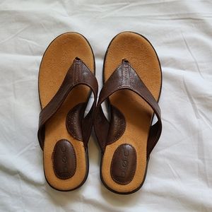 B.o.c. leather flip flops